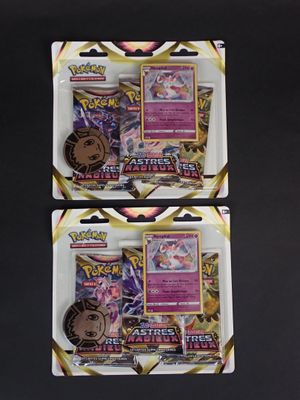 deux paquets de cartes à collectionner Pokémon posés sur une surface noire