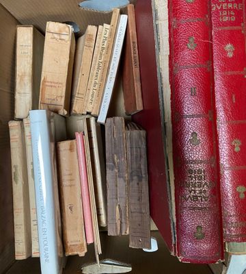 une boîte remplie de vieux livres sur une étagère