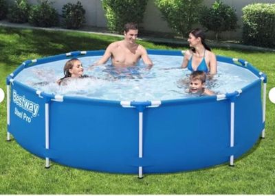 une photo d'une famille en train de s'amuser dans une piscine