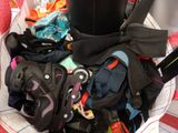 un panier rempli de bagages posé par terre