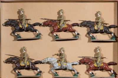 six figurines représentant des hommes à cheval, dans une boîte