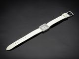 gros plan d'une montre sur une surface noire