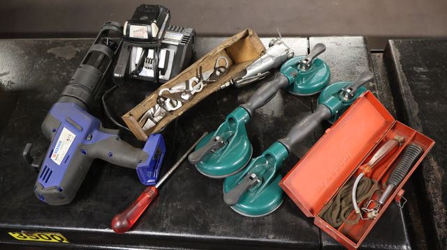 Kit pour brise comprenant : pousse cartouche pare-brise BERNER BA...