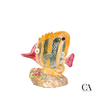 une figurine représentant un poisson posé sur un rocher