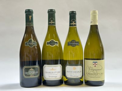 quatre bouteilles de vin sont alignées sur une surface blanche