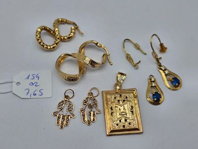 Plusieurs bijoux en or sont exposés sur un fond blanc