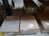 de nombreux cartons posés sur une palette dans un entrepôt