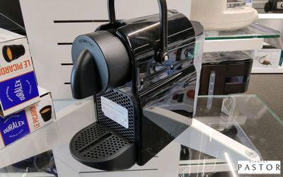 une machine à café exposée dans un magasin