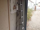 une échelle appuyée contre un mur dans un garage