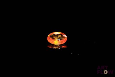 un gros plan d'une boule de verre posée sur une surface noire