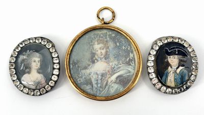 trois portraits miniatures représentant une femme et un enfant, dans un cadre doré