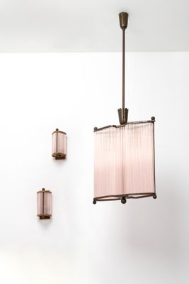 une lampe suspendue au plafond de la pièce