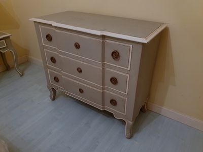 Commode de style repeinte avec deux chevets au modèle, Dim :…