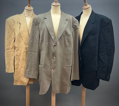 trois vestes pour homme présentées sur un mannequin, sur fond gris
