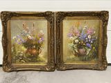 deux tableaux représentant des vases remplis de fleurs, accrochés au mur