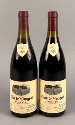 deux bouteilles de vin rouge posées l'une à côté de l'autre sur une table