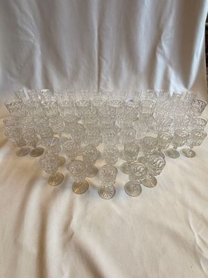 une photo d'un plateau en verre sur lequel sont disposés de nombreux verres