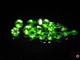 un tas de diamants verts sur une surface noire