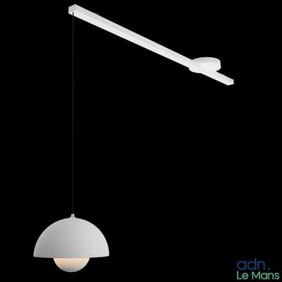 la lampe est suspendue au plafond sur fond noir