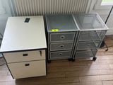 un bureau avec des tiroirs et un classeur dans un coin