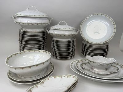 un grand nombre d'assiettes et de bols posés sur une table
