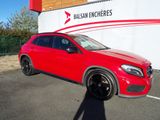 Le SUV Mercedes GLA rouge est garé devant le bâtiment de Balsam Enchères.