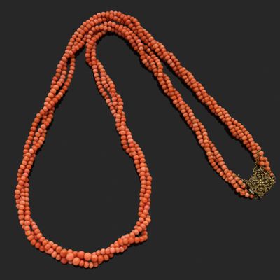 un collier de perles de corail muni d'un fermoir en or