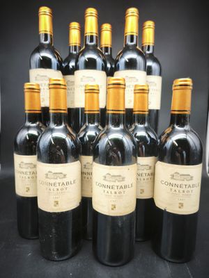six bouteilles de vin sont alignées sur une table