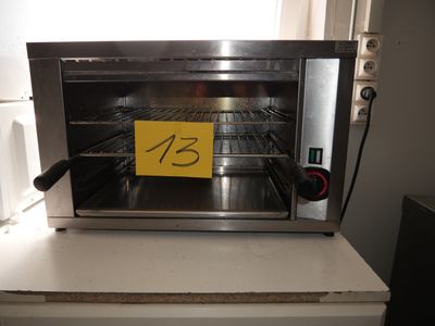 un four grille-pain sur lequel est apposé un autocollant jaune