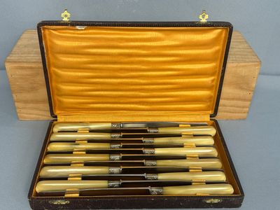 un coffret contenant un ensemble de huit couteaux