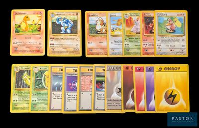 Plusieurs cartes Pokémon sont alignées sur une surface noire