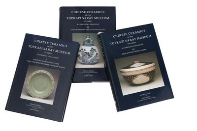 trois livres consacrés à la céramique et à la poterie chinoises sur fond blanc