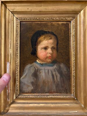 un tableau représentant une petite fille, dans un cadre doré