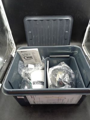 une poubelle dans laquelle se trouvent quelques objets
