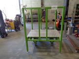 une image représentant une pièce dans laquelle se trouvent une table et des chaises
