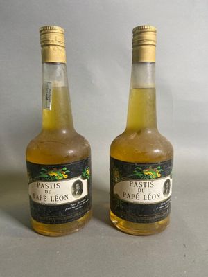 deux bouteilles de jus de citron posées l'une à côté de l'autre sur une table