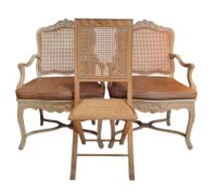 Lot comprenant une chaise pliante et une paire de fauteuils …