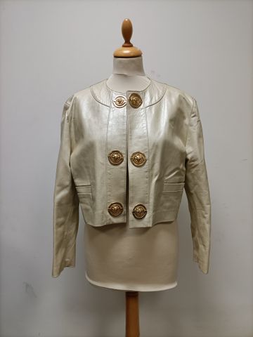 Veste courte en cuir crème irisé. Boutons têtes de lion. Taille 2
