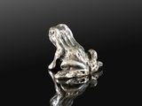 a close up of a frog sitting on top of a piece of metal