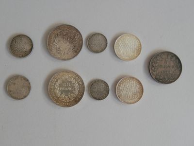 un grand nombre de pièces qui se trouvent sur une surface blanche