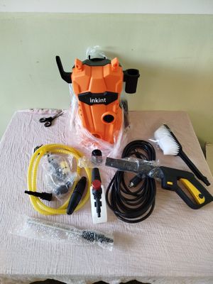 une photo d'une table sur laquelle sont posés tout un tas d'outils