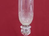 une image représentant un vase en verre transparent orné d'une fleur
