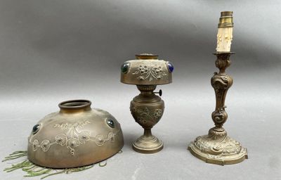deux bougeoirs anciens en laiton et un vase sur fond blanc