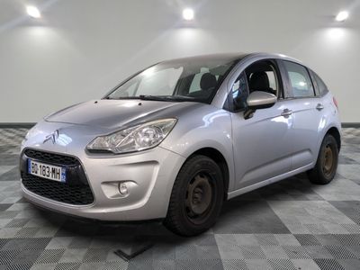la voiture argentée est garée sur un sol en damier dans le garage