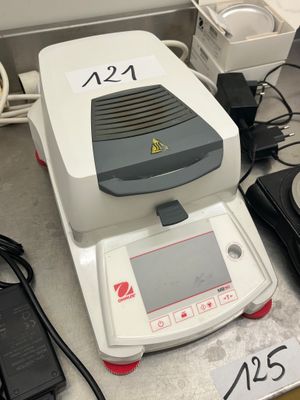 une photo d'un plan de travail de laboratoire sur lequel se trouve une balance numérique