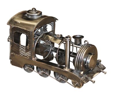 une maquette en métal d'une locomotive sur fond blanc