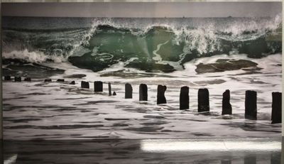 une photo d'une photo représentant une vague qui se brise sur la plage