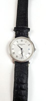une montre posée sur un bracelet en cuir noir
