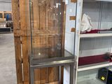 une vitrine en verre au milieu d'une pièce