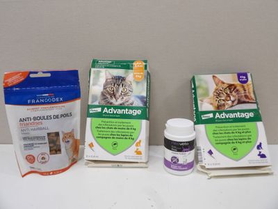 trois paquets de produits pour chats posés sur une table